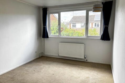 Large Rear Bedroo...
