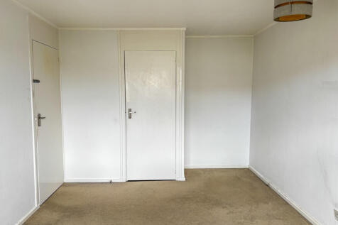 Large Rear Bedroo...