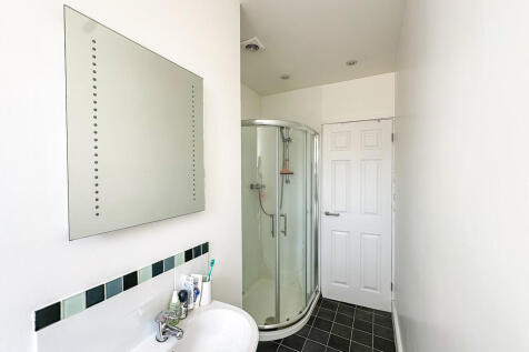 Room 4 Ensuite (1...