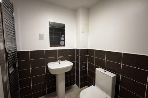 Family Bathroom 1