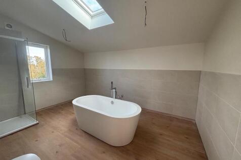 Long barn bathroom.jpg