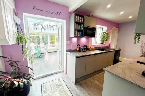 Kitchen onto conservatory.jpg