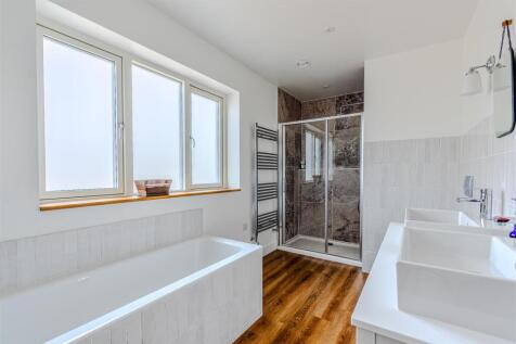 En-suite to main bedroom