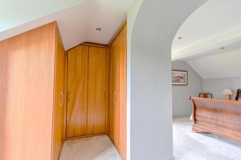 Dressing room to master-suite 20