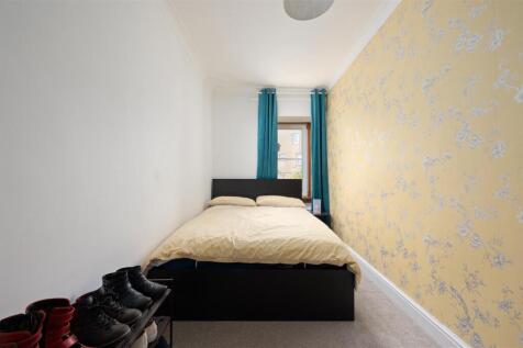 4 Preston Crescent 023.JPG