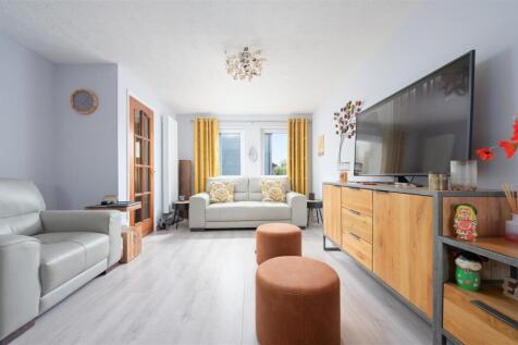 7 Fairley Court 006.JPG