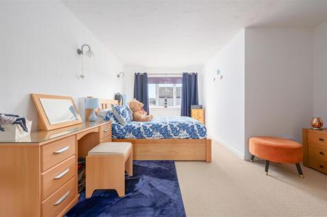 7 Fairley Court 024.JPG