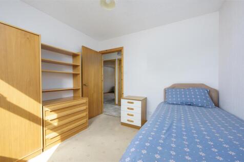 23 Glen Moriston Drive 006.jpg