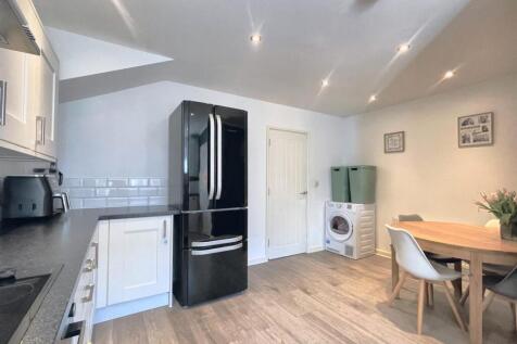 L - Shaped Kitchen / Diner
