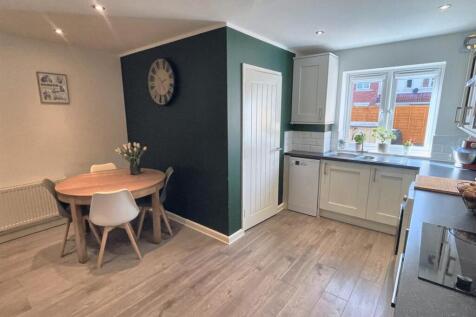 L - Shaped Kitchen / Diner