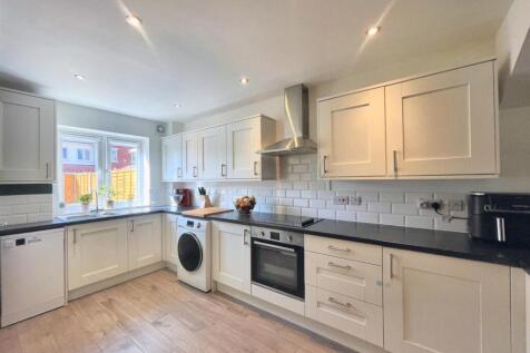 L - Shaped Kitchen / Diner