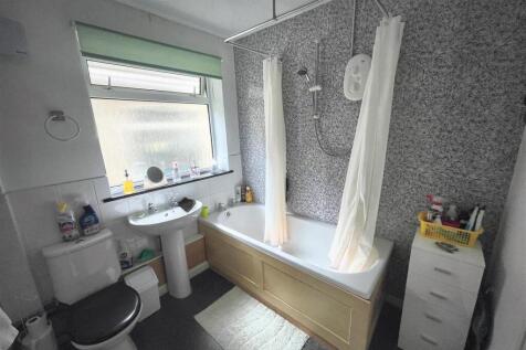 bathroom 1.jpg
