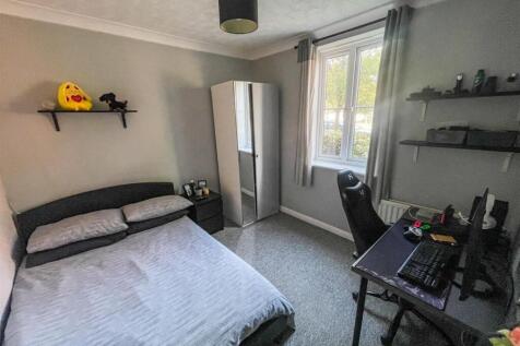 Downstairs Bedroom / 2nd Lounge