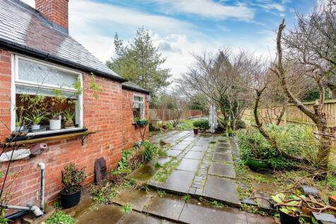 29 Walk Lane-garden1.jpg