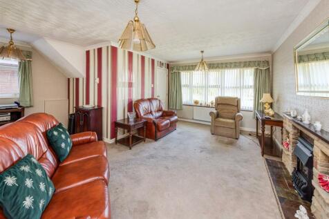 20 Chestnut Drive-lounge3.jpg