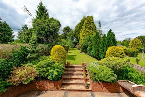 The Squirrels, 27 Stourbridge Road-Garden2.jpg
