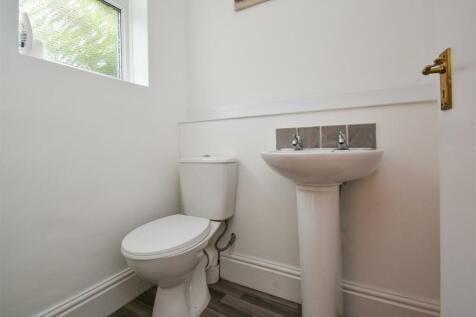 10 Waverley Crescent - WC.jpg