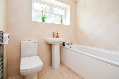 10 Waverley Crescent - Bathroom.jpg