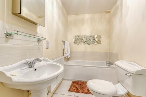 3 The Limes-bathroom2.jpg