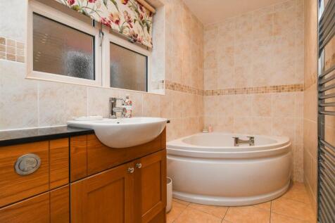 41 Penleigh Gardens - Bathroom.jpg