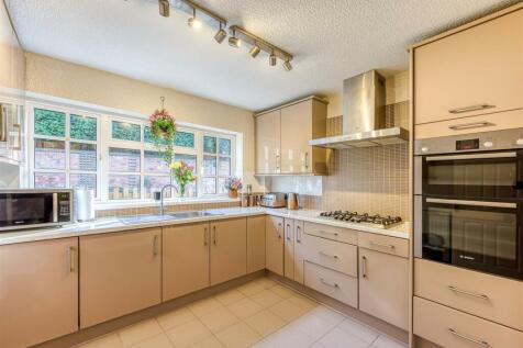 6 Redmoor Gardens-Kitchen.jpg