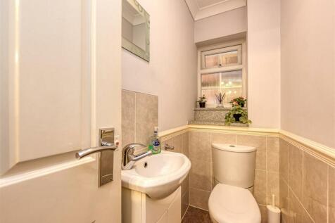 6 Redmoor Gardens-Cloakroom.jpg