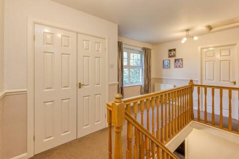6 Redmoor Gardens-Landing.jpg