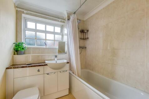 6 Redmoor Gardens-Bathroom.jpg
