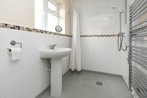 74 Meadow Lane - Wetroom.jpg