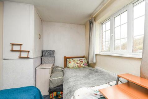 74 Meadow Lane - Double Bedroom 2.jpg