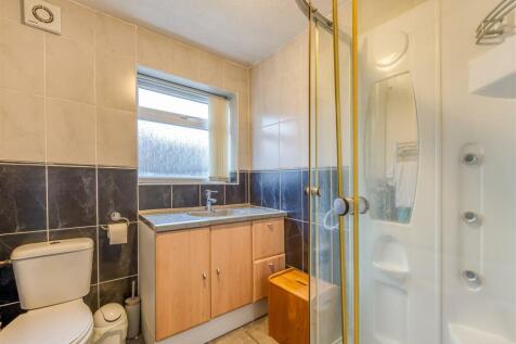 11 Lamb Crescent-Shower Room.jpg