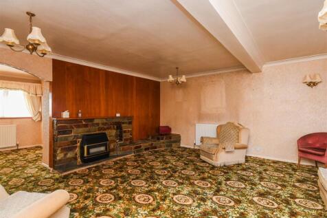 9 Balmoral Drive - Living Room.jpg