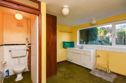 9 Balmoral Drive - Utility Cloaks.jpg