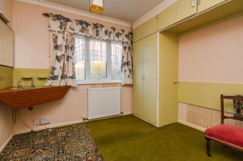 9 Balmoral Drive - Bedroom 1.jpg