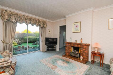 2 Green Acres - Lounge.jpg