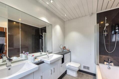 Coppins-bed1 ensuite.jpg