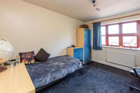 57 Penleigh Gardens-Bedroom2.jpg