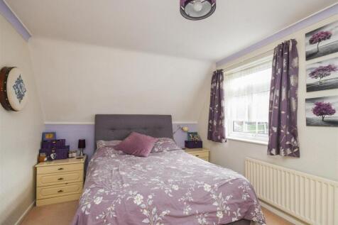 2 Reynolds Close - Bedroom 1 (2).jpg
