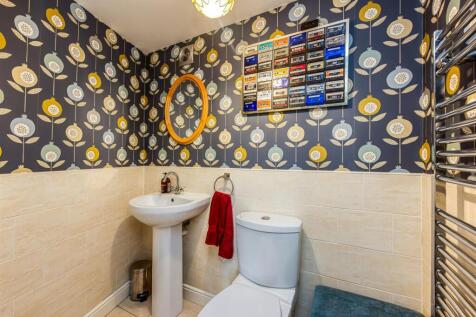 82 Station Road-Cloakroom.jpg