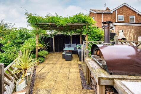 82 Station Road-Garden 3.jpg