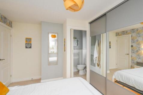 7 Griffiths Drive - Principal Bedroom Suite.jpg