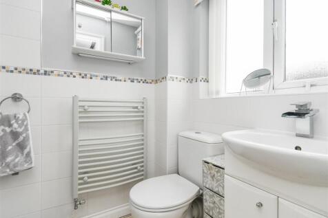 7 Griffiths Drive - En-Suite Shower Room.jpg