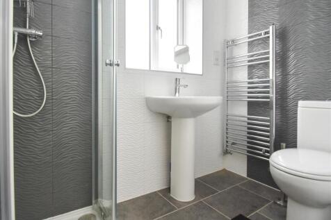 4 Lower Lanes Meadow - Ensuite Shower Room.jpg