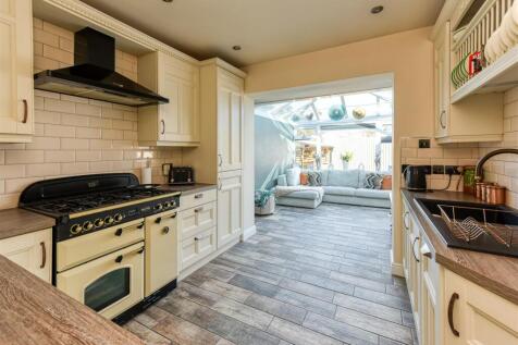 6 Bridgnorth Road-Kitchen (2).jpg
