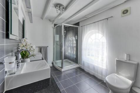 62 Sedgley Road-bed2 ensuite2.jpg