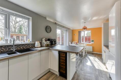 8 Oaklands-Kitchen.jpg