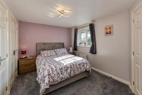 8 Oaklands-Bedroom 1.jpg
