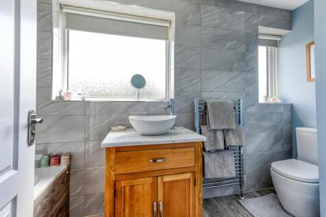 4 The Grange-Bathroom (2).jpg