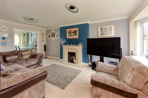 35 Penleigh Gardens-lounge1 RevA.jpg
