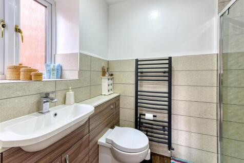 35 Penleigh Gardens-bed1 ensuite.jpg